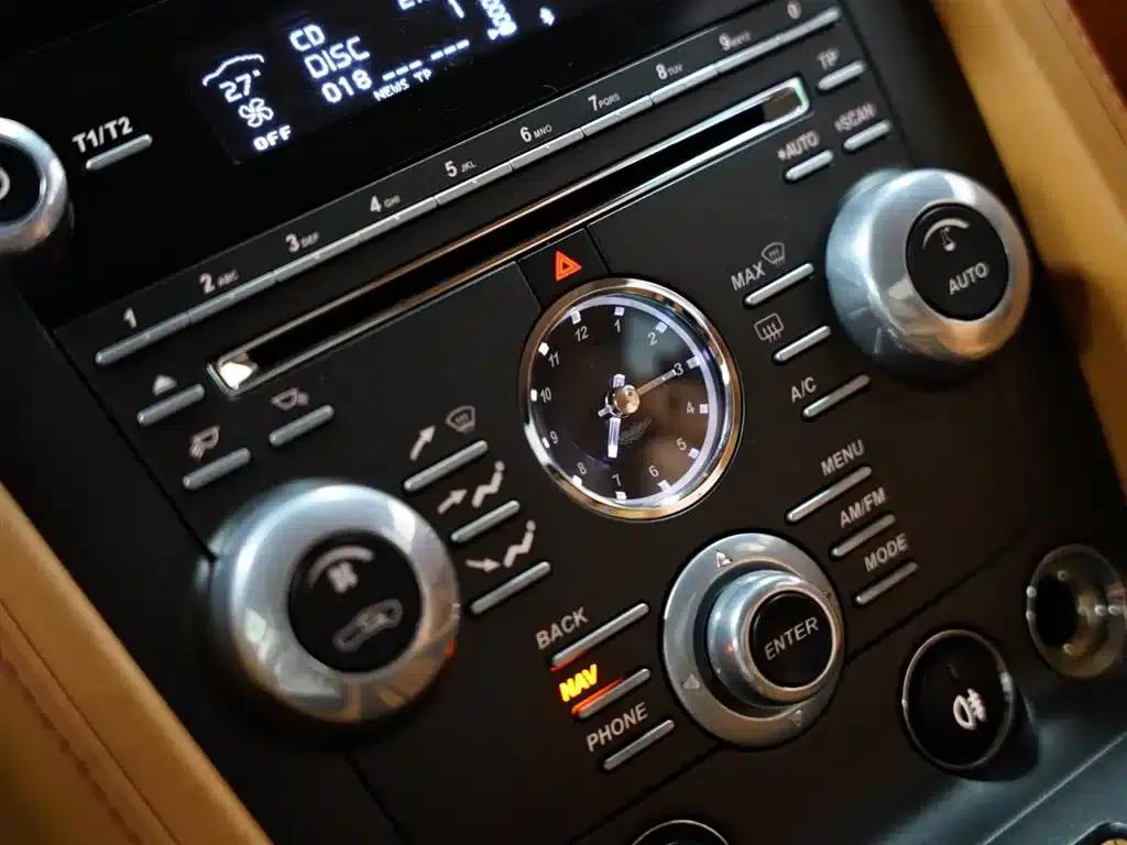 2015 V8 Vantage 4.7L Coupe — миниатюра 13