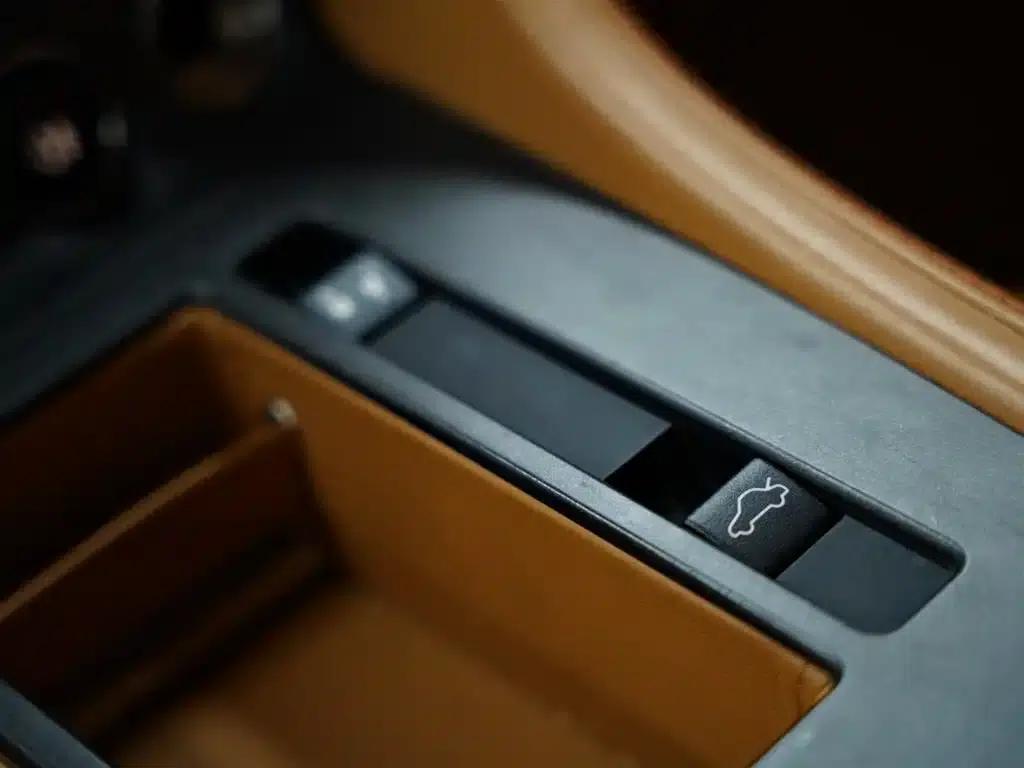2015 V8 Vantage 4.7L Coupe — миниатюра 14