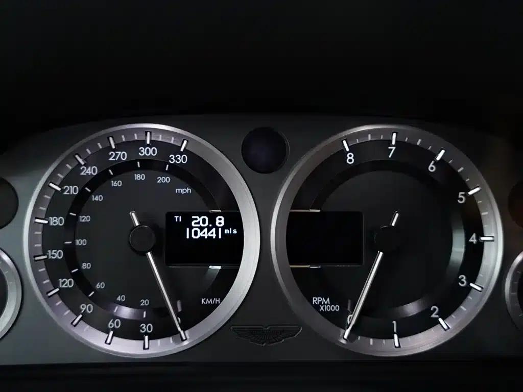 2015 V8 Vantage 4.7L Coupe — миниатюра 22