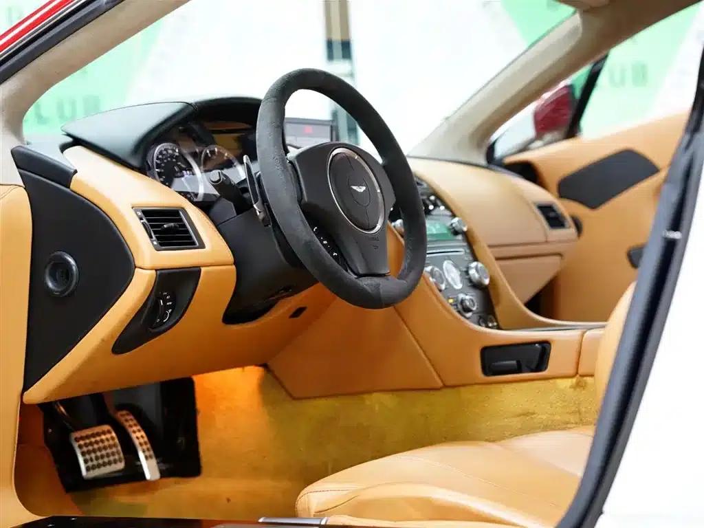 2015 V8 Vantage 4.7L Coupe — миниатюра 31