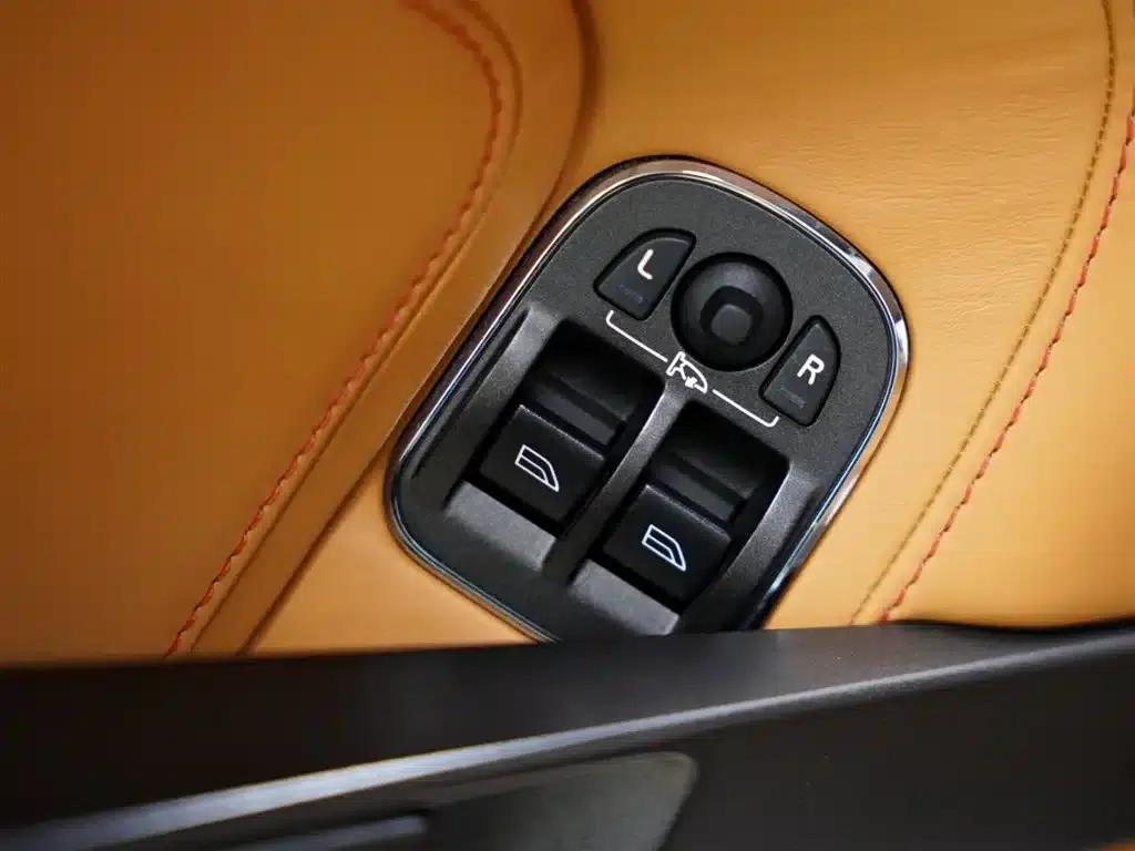 2015 V8 Vantage 4.7L Coupe — миниатюра 33