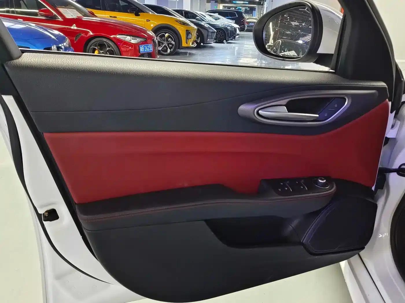 Giulia Juliet 2017 2.0T 280HP Luxury Sport Edition — миниатюра 5