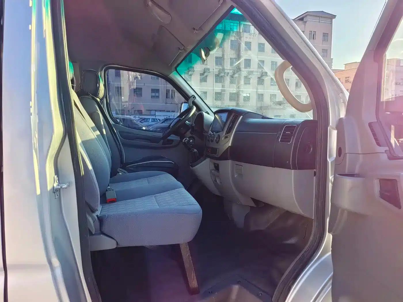 Yufeng 2020 2.5T V9 Logistics Van, Long Wheelbase, Medium Roof, 6-9 Seats, National V Emission Standard ZD25 — миниатюра 11