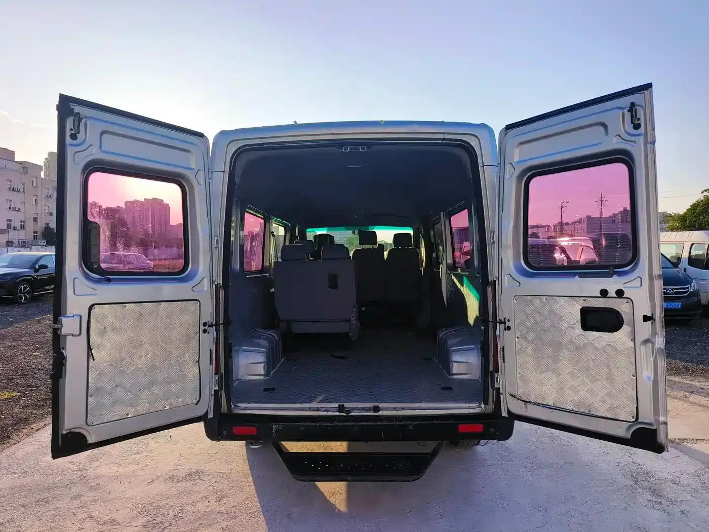 Yufeng 2020 2.5T V9 Logistics Van, Long Wheelbase, Medium Roof, 6-9 Seats, National V Emission Standard ZD25 — миниатюра 13