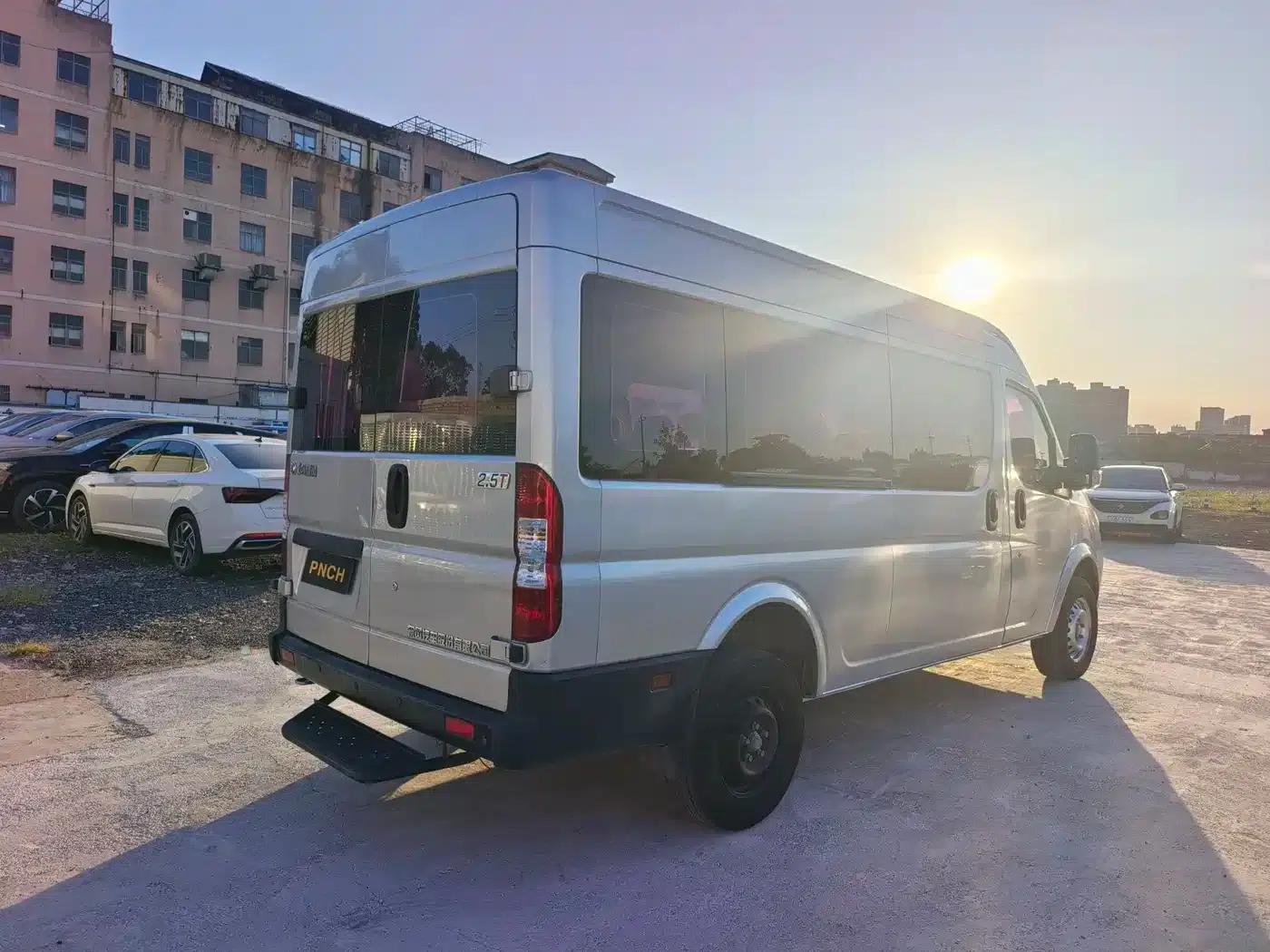 Yufeng 2020 2.5T V9 Logistics Van, Long Wheelbase, Medium Roof, 6-9 Seats, National V Emission Standard ZD25 — миниатюра 17