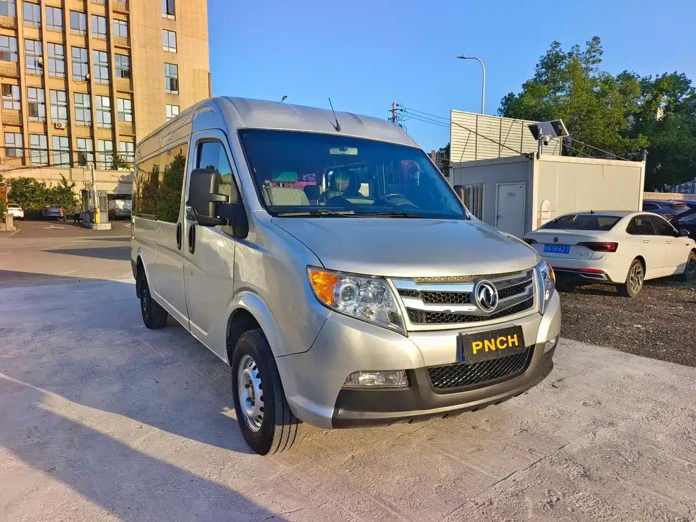 Yufeng 2020 2.5T V9 Logistics Van, Long Wheelbase, Medium Roof, 6-9 Seats, National V Emission Standard ZD25 — миниатюра 3