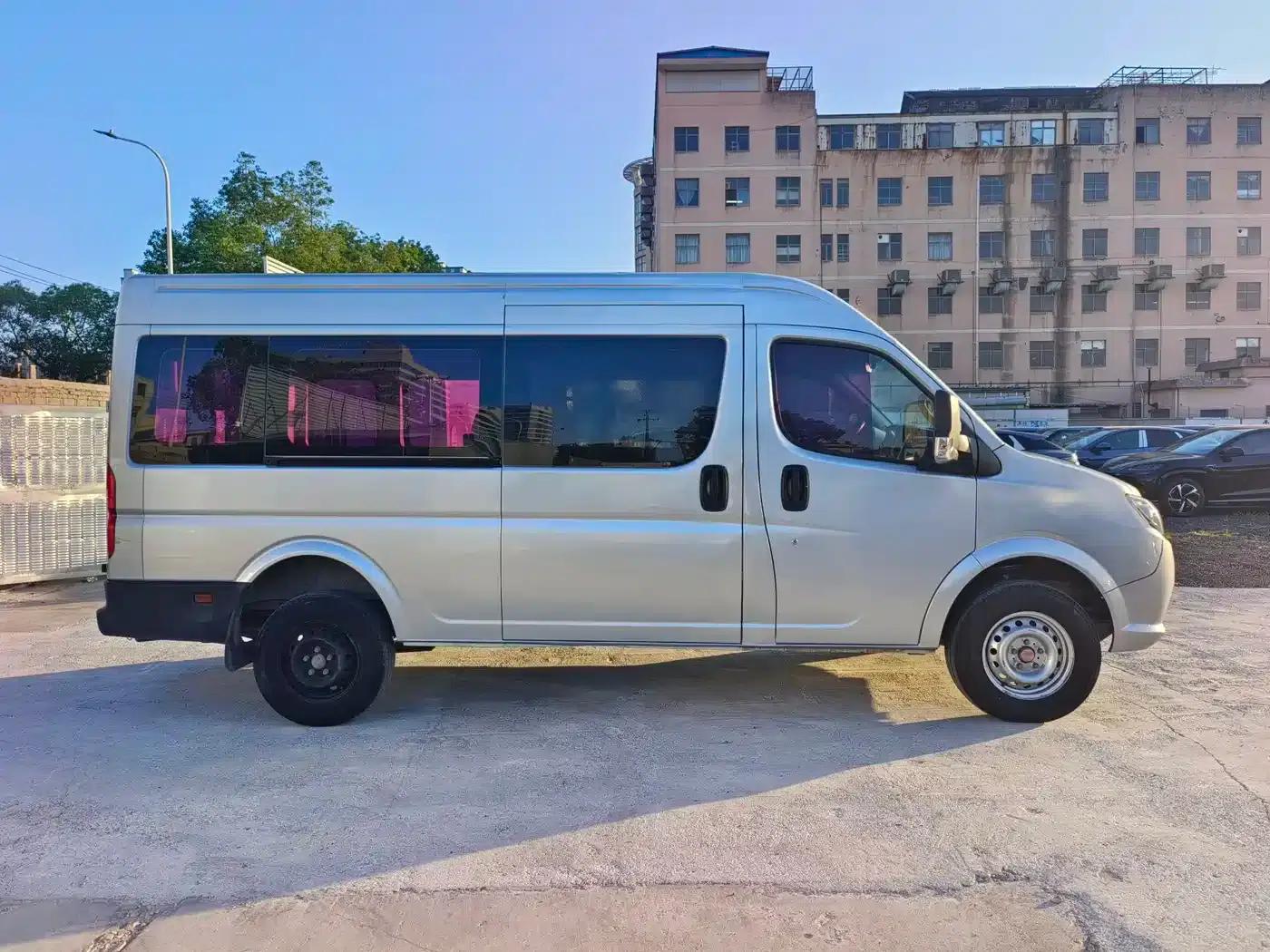 Yufeng 2020 2.5T V9 Logistics Van, Long Wheelbase, Medium Roof, 6-9 Seats, National V Emission Standard ZD25 — миниатюра 4