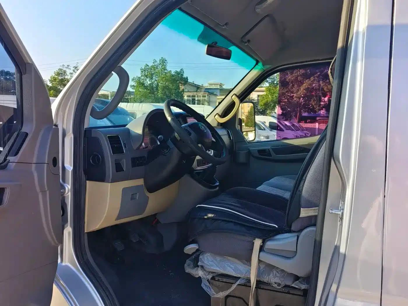 Yufeng 2020 2.5T V9 Logistics Van, Long Wheelbase, Medium Roof, 6-9 Seats, National V Emission Standard ZD25 — миниатюра 5