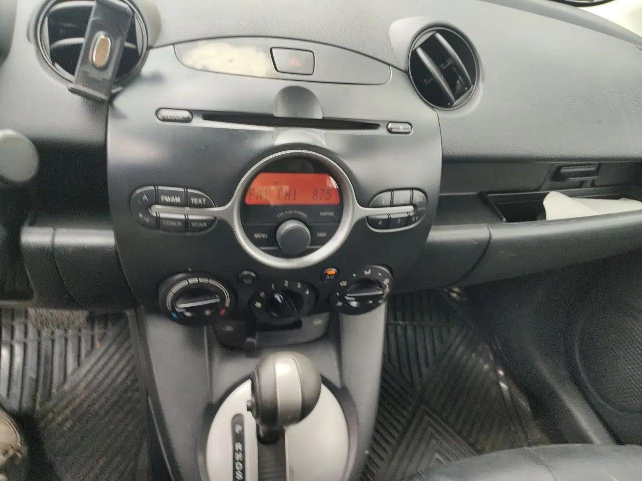 Mazda 2 2011 Xuan Dong 1.5L Automatic Luxury Edition — миниатюра 14