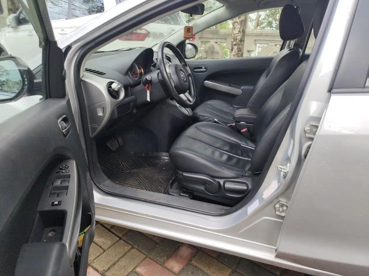 Mazda 2 2011 Xuan Dong 1.5L Automatic Luxury Edition — миниатюра 17