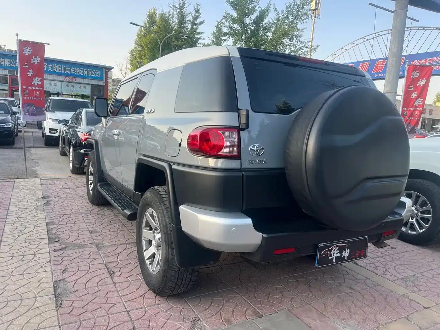 2019 FJ Cruiser 4.0L Dual Airbags, Dual Fuel Tanks, Air Pump Middle East Version — миниатюра 2