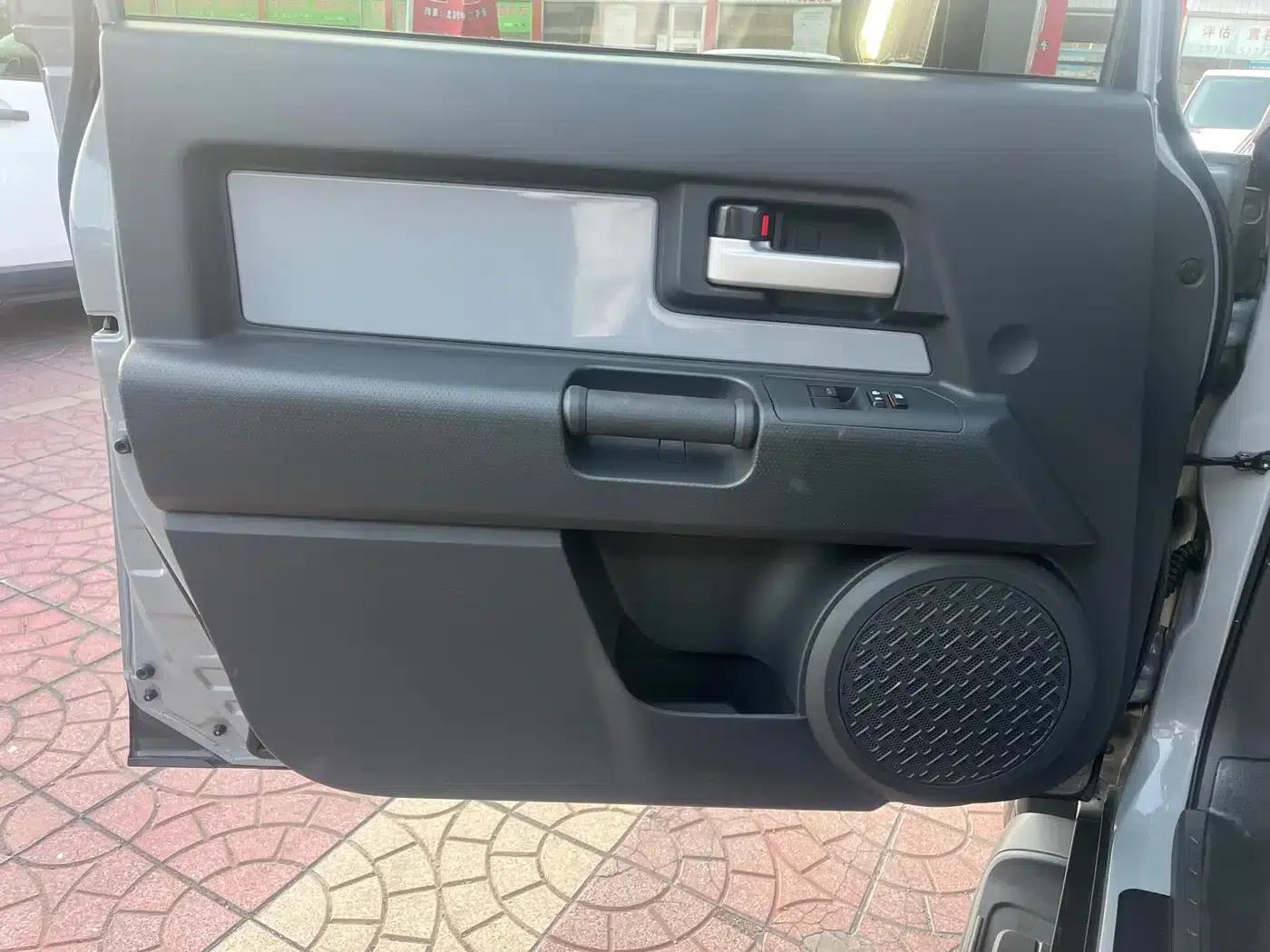 2019 FJ Cruiser 4.0L Dual Airbags, Dual Fuel Tanks, Air Pump Middle East Version — миниатюра 17