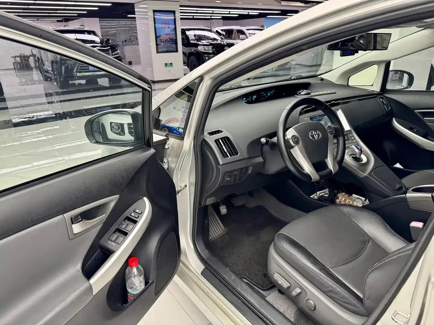 2012 Prius 1.8L Luxury Edition — миниатюра 13