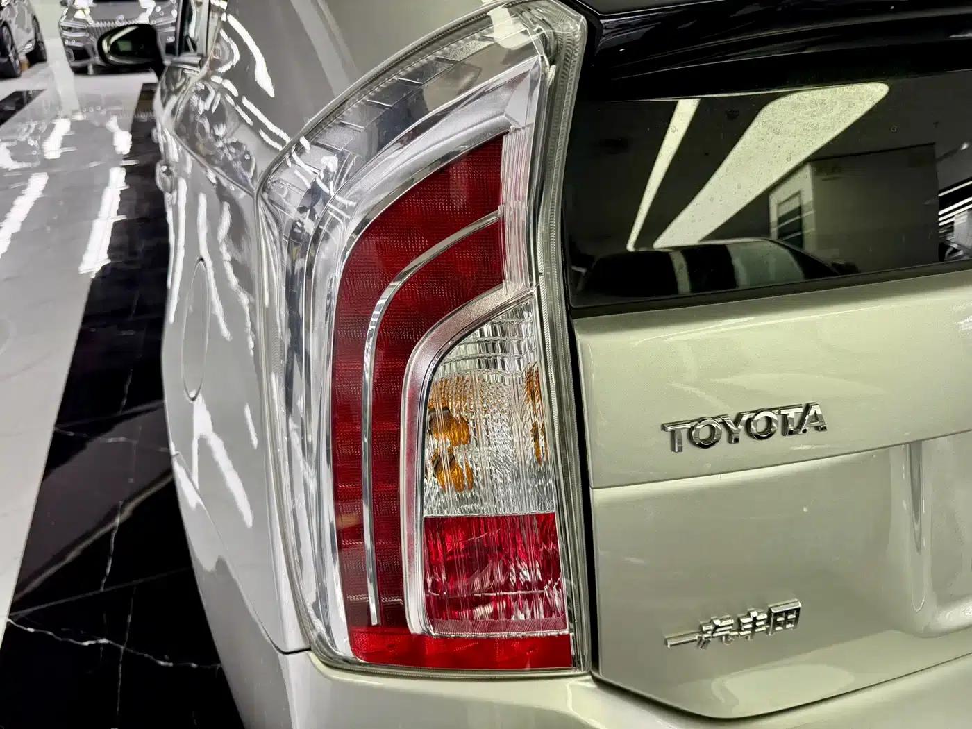 2012 Prius 1.8L Luxury Edition — миниатюра 26