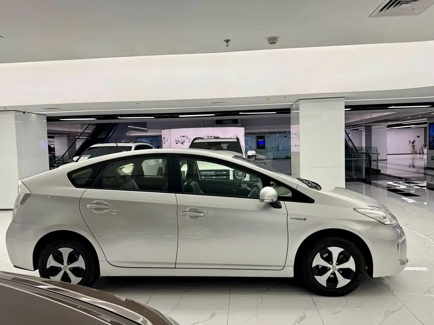 2012 Prius 1.8L Luxury Edition — миниатюра 6