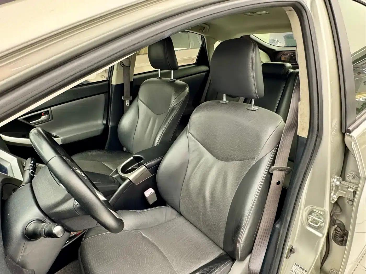 2012 Prius 1.8L Luxury Edition — миниатюра 7