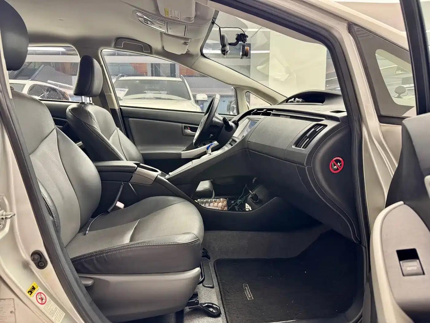 2012 Prius 1.8L Luxury Edition — миниатюра 9
