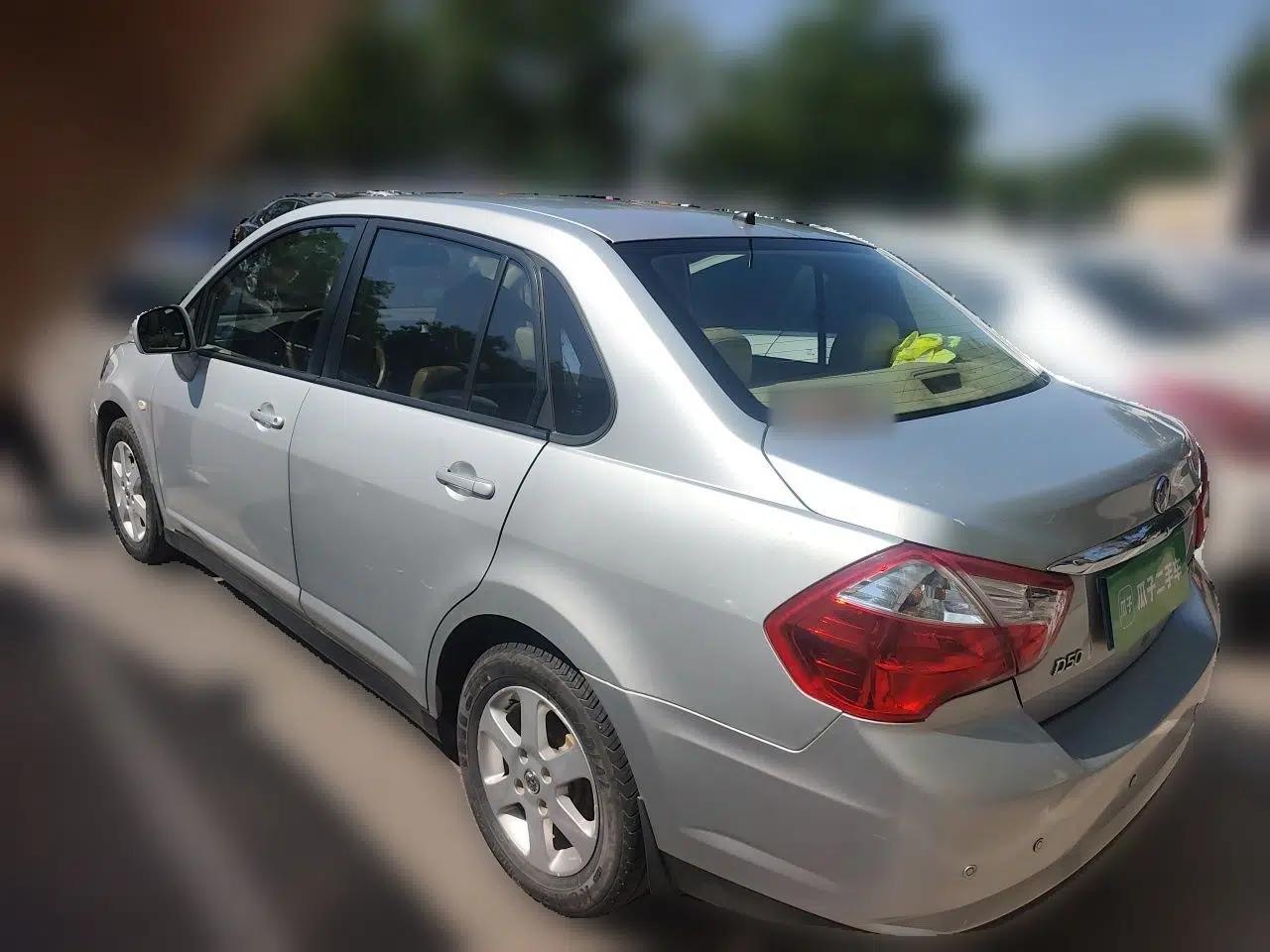 Venucia D50 2012 1.6L Manual Luxury Edition — миниатюра 4