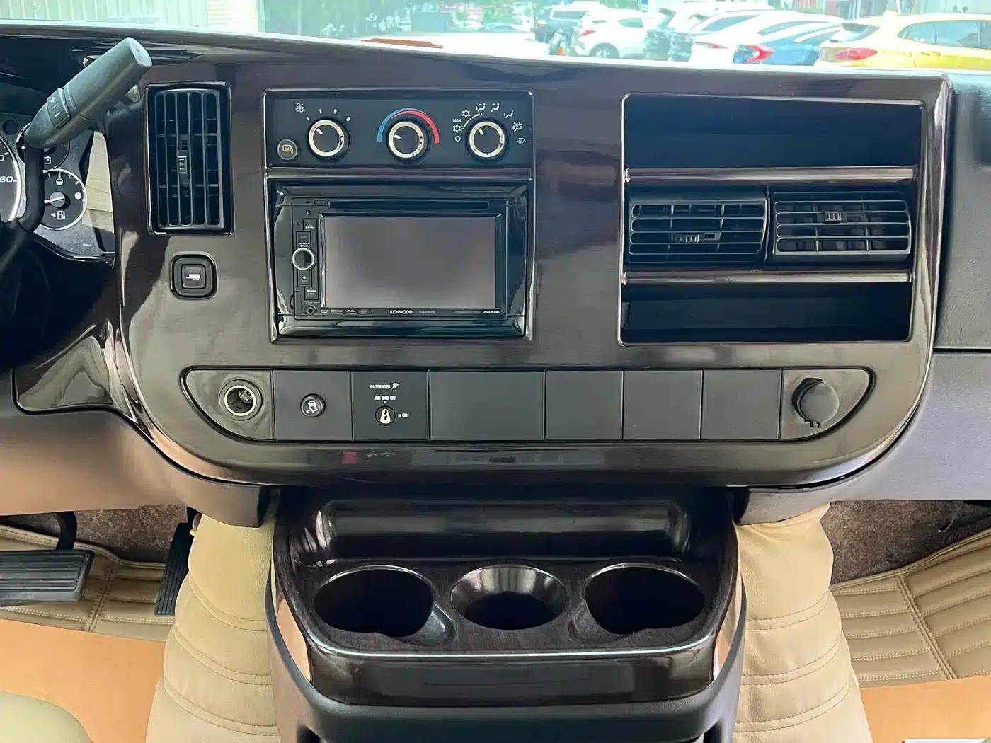 2011 SAVANA 6.0L Business Star 7-seater — миниатюра 18