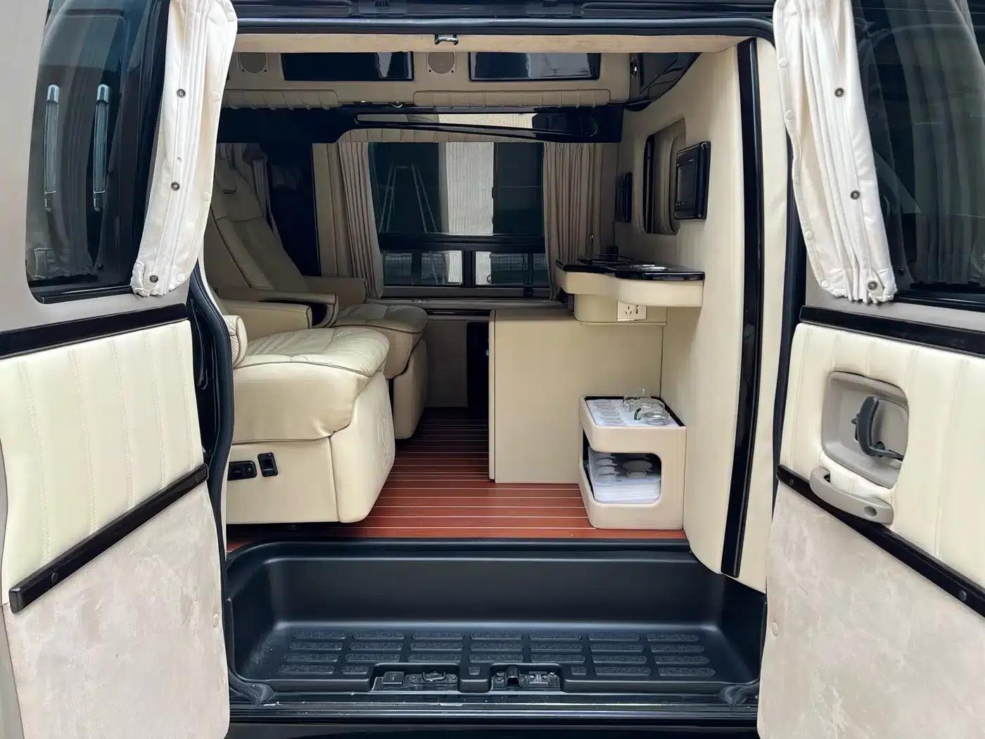 2011 SAVANA 6.0L Business Star 7-seater — миниатюра 9