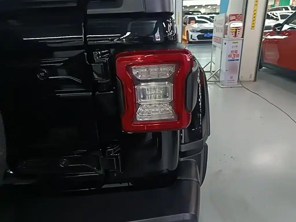 Jeep Wrangler New Energy 2021 Model 4-Door 2.0T 4xe Sahara First Edition — миниатюра 8