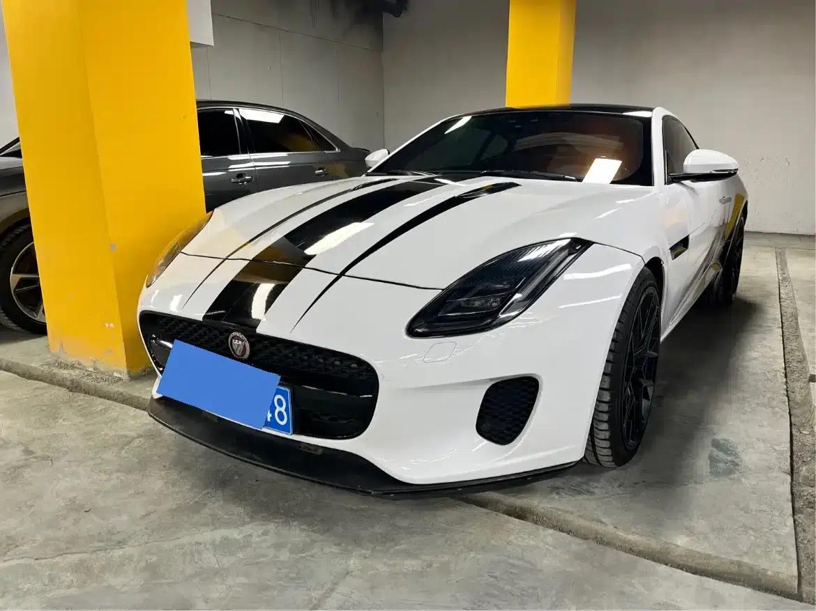 Jaguar F-TYPE 2019 2.0T Hardtop — миниатюра 1