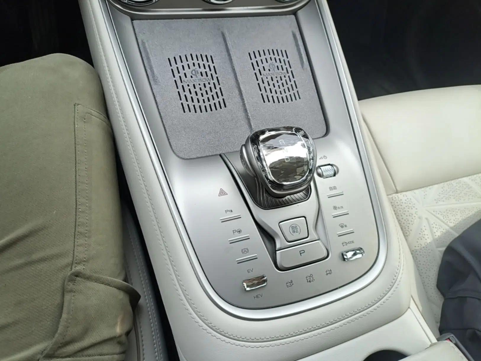 Denza N8 2023 Four-Wheel Drive Ultra-Hybrid Flagship Six-Seater Version — миниатюра 17