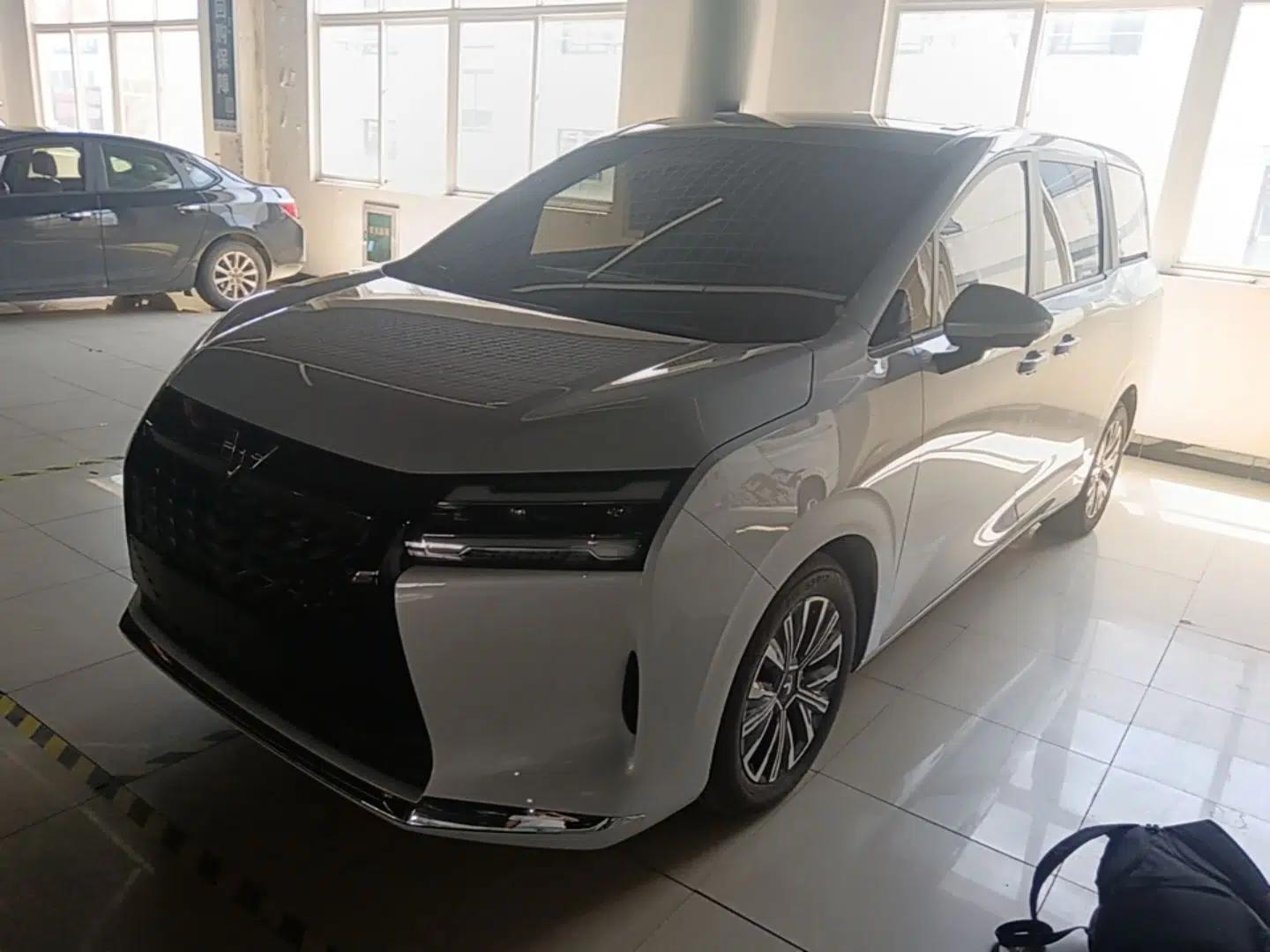 Wuling Starlight 730 2025 Model Plug-in Hybrid 125km Luxury Edition — миниатюра 1