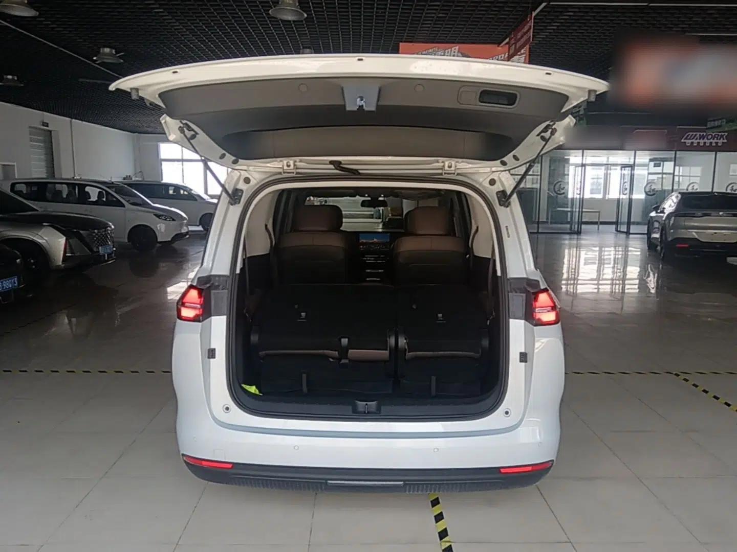 Wuling Starlight 730 2025 Model Plug-in Hybrid 125km Luxury Edition — миниатюра 21