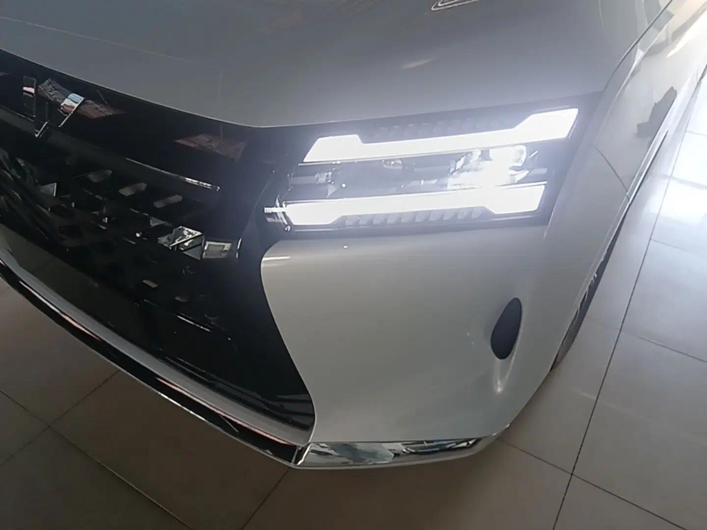 Wuling Starlight 730 2025 Model Plug-in Hybrid 125km Luxury Edition — миниатюра 5