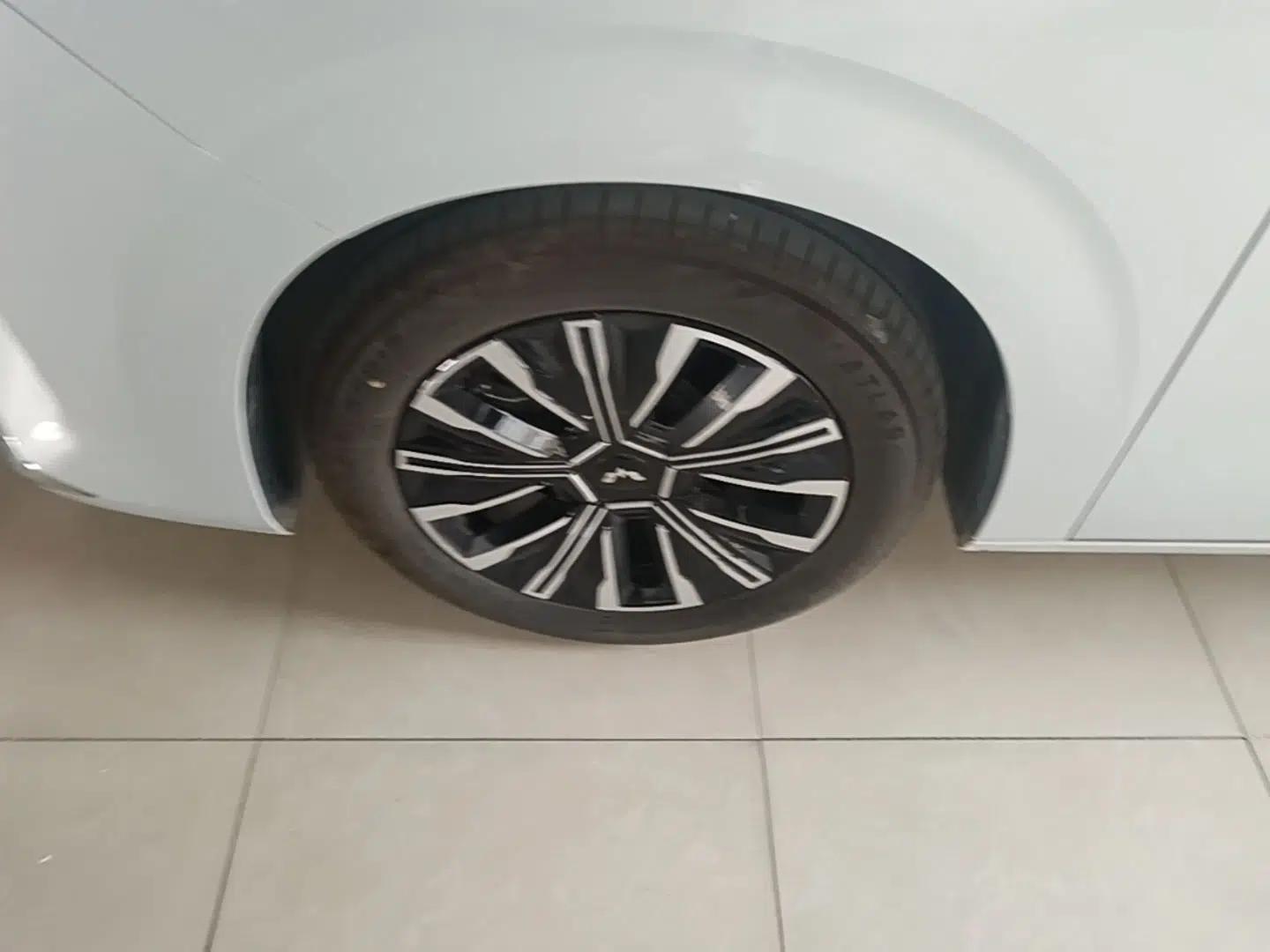 Wuling Starlight 730 2025 Model Plug-in Hybrid 125km Luxury Edition — миниатюра 9
