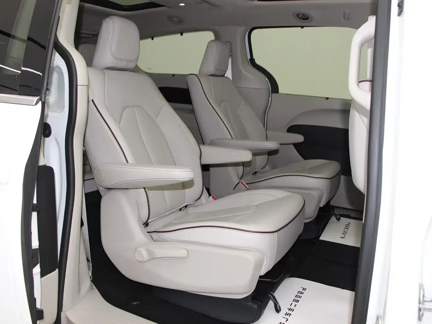 2017 Chrysler Grand Voyager (Imported) 3.6L Premium Edition — миниатюра 11