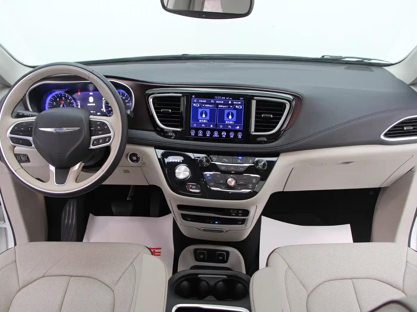 2017 Chrysler Grand Voyager (Imported) 3.6L Premium Edition — миниатюра 12