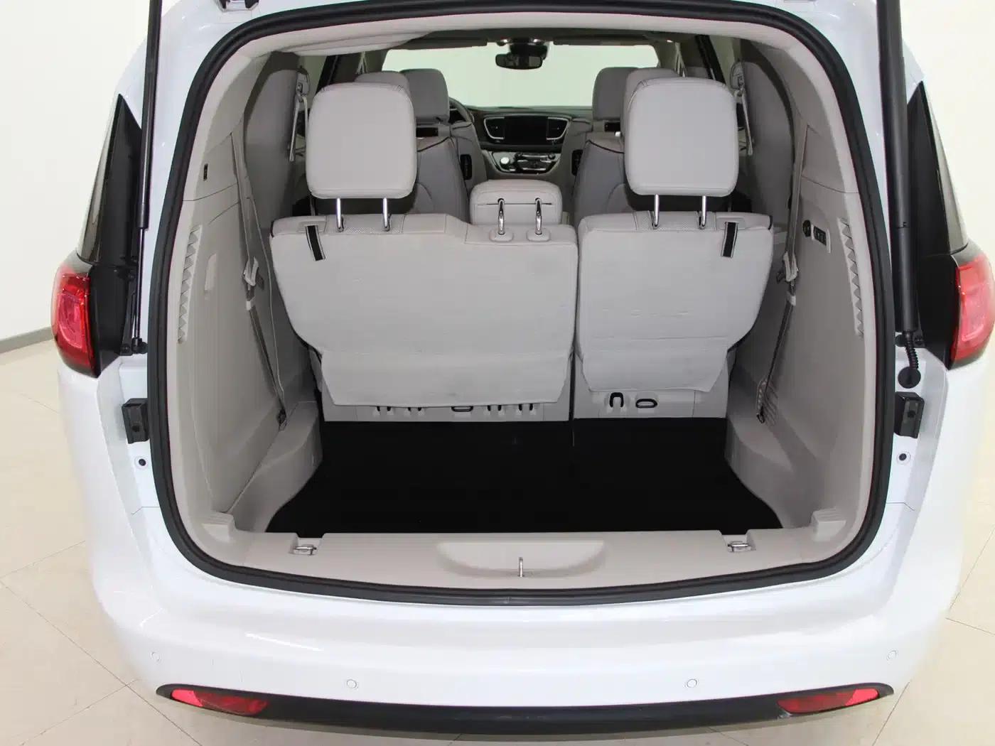 2017 Chrysler Grand Voyager (Imported) 3.6L Premium Edition — миниатюра 15