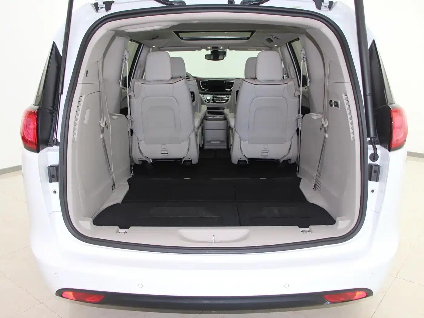2017 Chrysler Grand Voyager (Imported) 3.6L Premium Edition — миниатюра 16