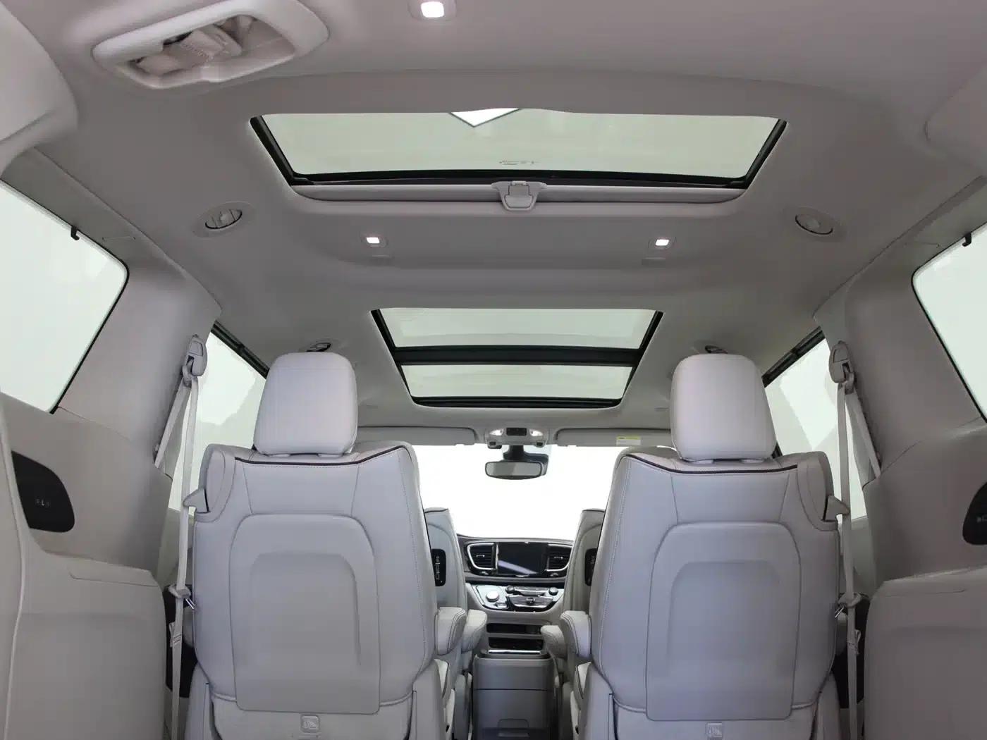 2017 Chrysler Grand Voyager (Imported) 3.6L Premium Edition — миниатюра 17