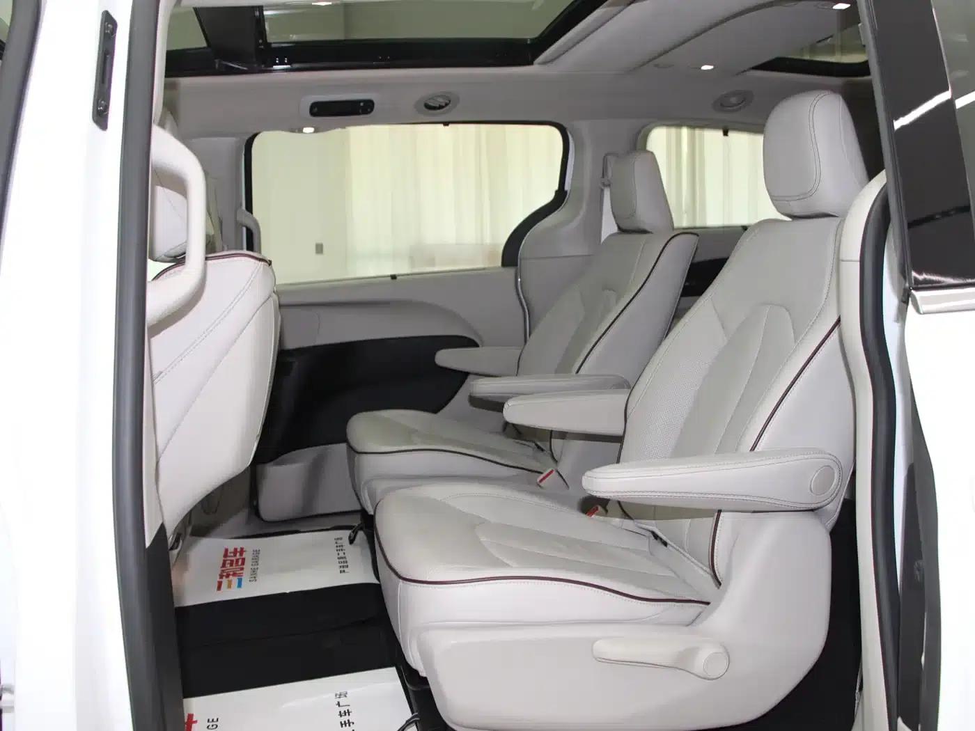 2017 Chrysler Grand Voyager (Imported) 3.6L Premium Edition — миниатюра 9