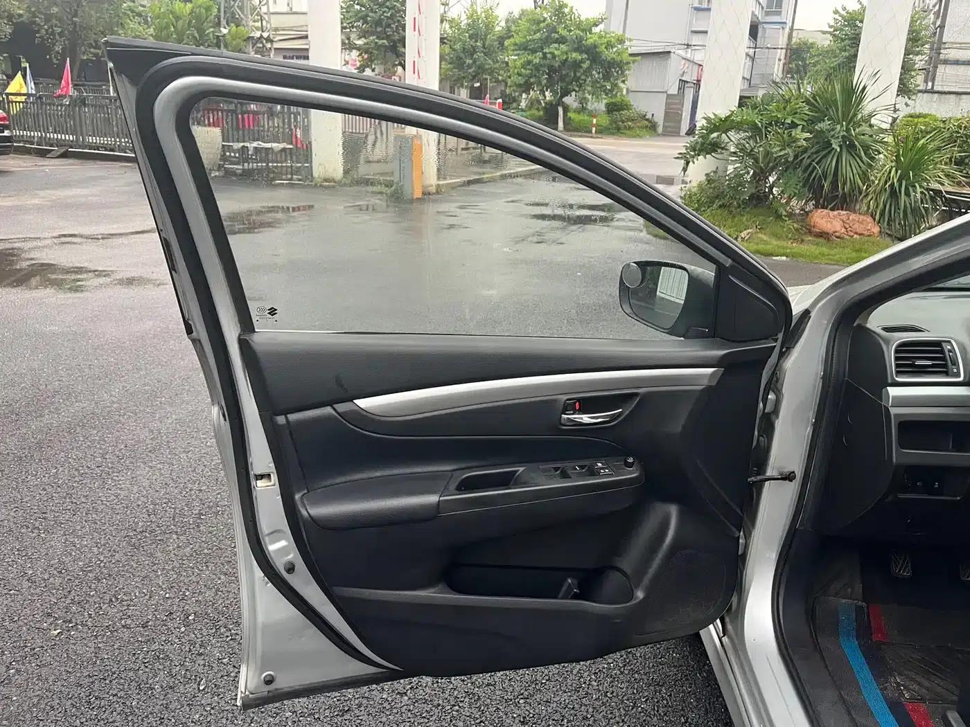 Ciaz 2015 1.6L Manual Enjoyment Edition — миниатюра 10