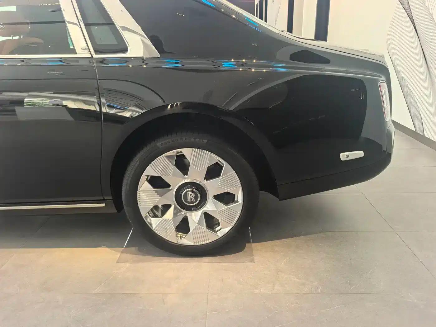 2024 Phantom Long Wheelbase Series II — миниатюра 14