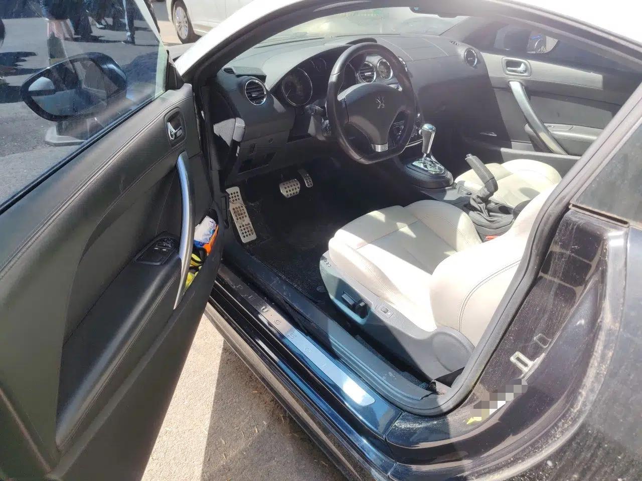 Peugeot RCZ 2011 1.6T Luxury Sport Model — миниатюра 17