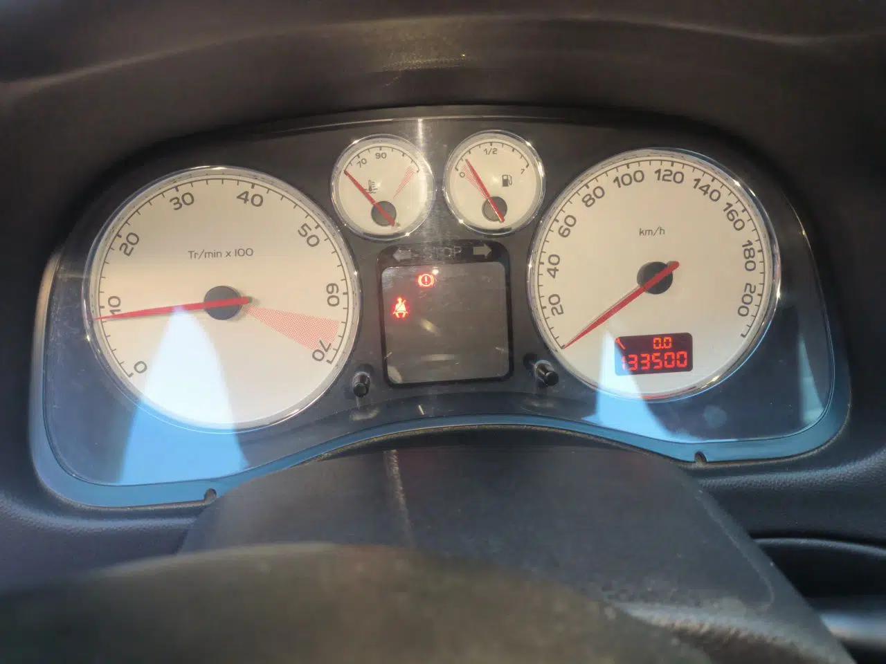 Peugeot 307 2013 Hatchback 1.6L Manual Comfort Edition — миниатюра 12