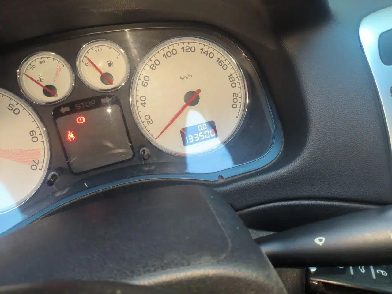 Peugeot 307 2013 Hatchback 1.6L Manual Comfort Edition — миниатюра 13