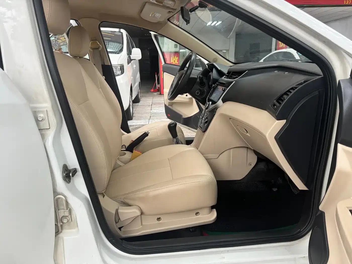 Fengyun 2 2013 Hatchback 1.5L Manual Elite Edition — миниатюра 11