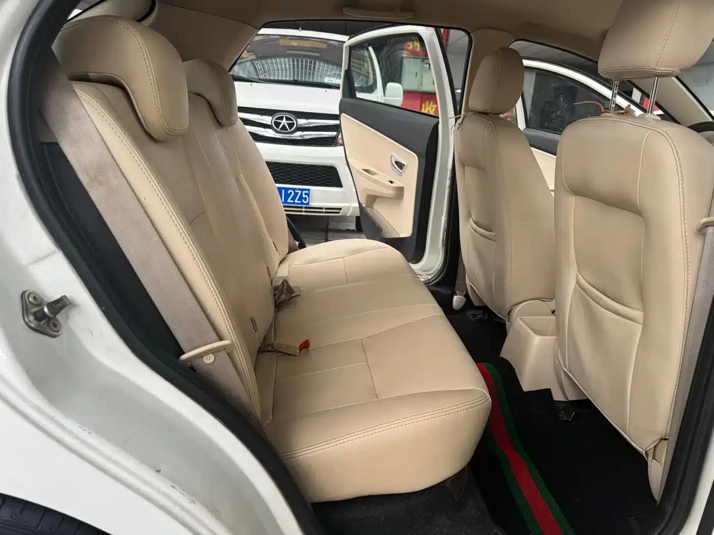 Fengyun 2 2013 Hatchback 1.5L Manual Elite Edition — миниатюра 12