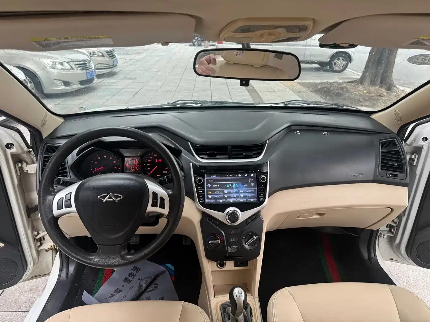 Fengyun 2 2013 Hatchback 1.5L Manual Elite Edition — миниатюра 13