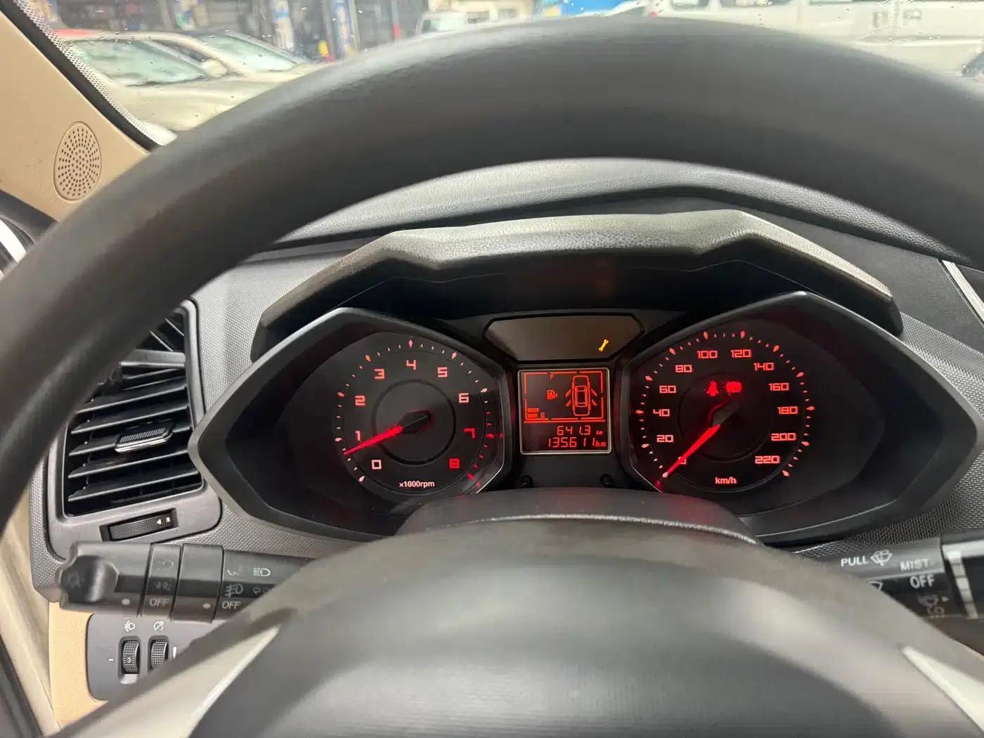 Fengyun 2 2013 Hatchback 1.5L Manual Elite Edition — миниатюра 15