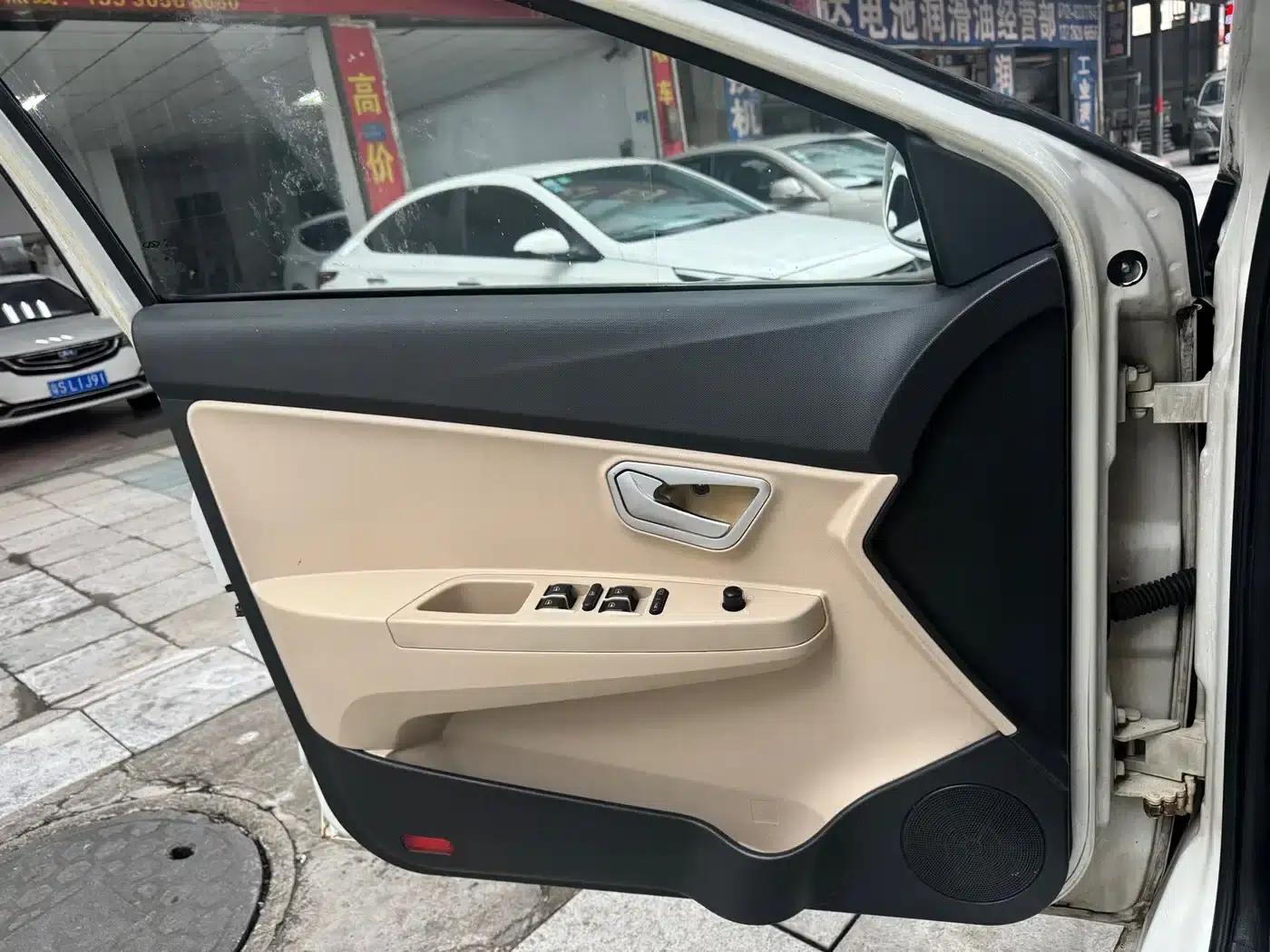 Fengyun 2 2013 Hatchback 1.5L Manual Elite Edition — миниатюра 17