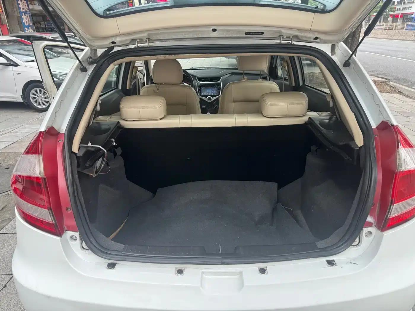 Fengyun 2 2013 Hatchback 1.5L Manual Elite Edition — миниатюра 18