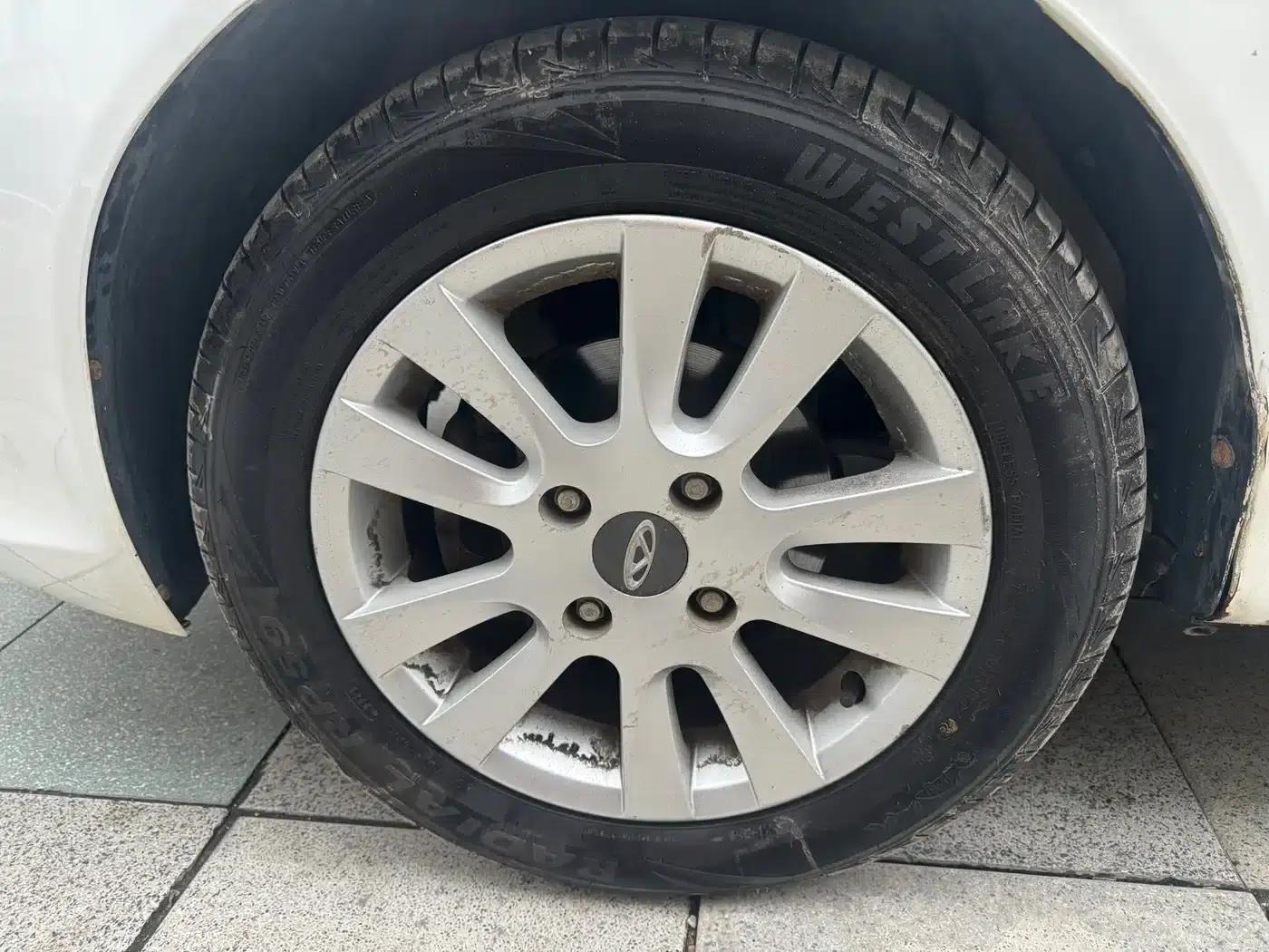 Fengyun 2 2013 Hatchback 1.5L Manual Elite Edition — миниатюра 20