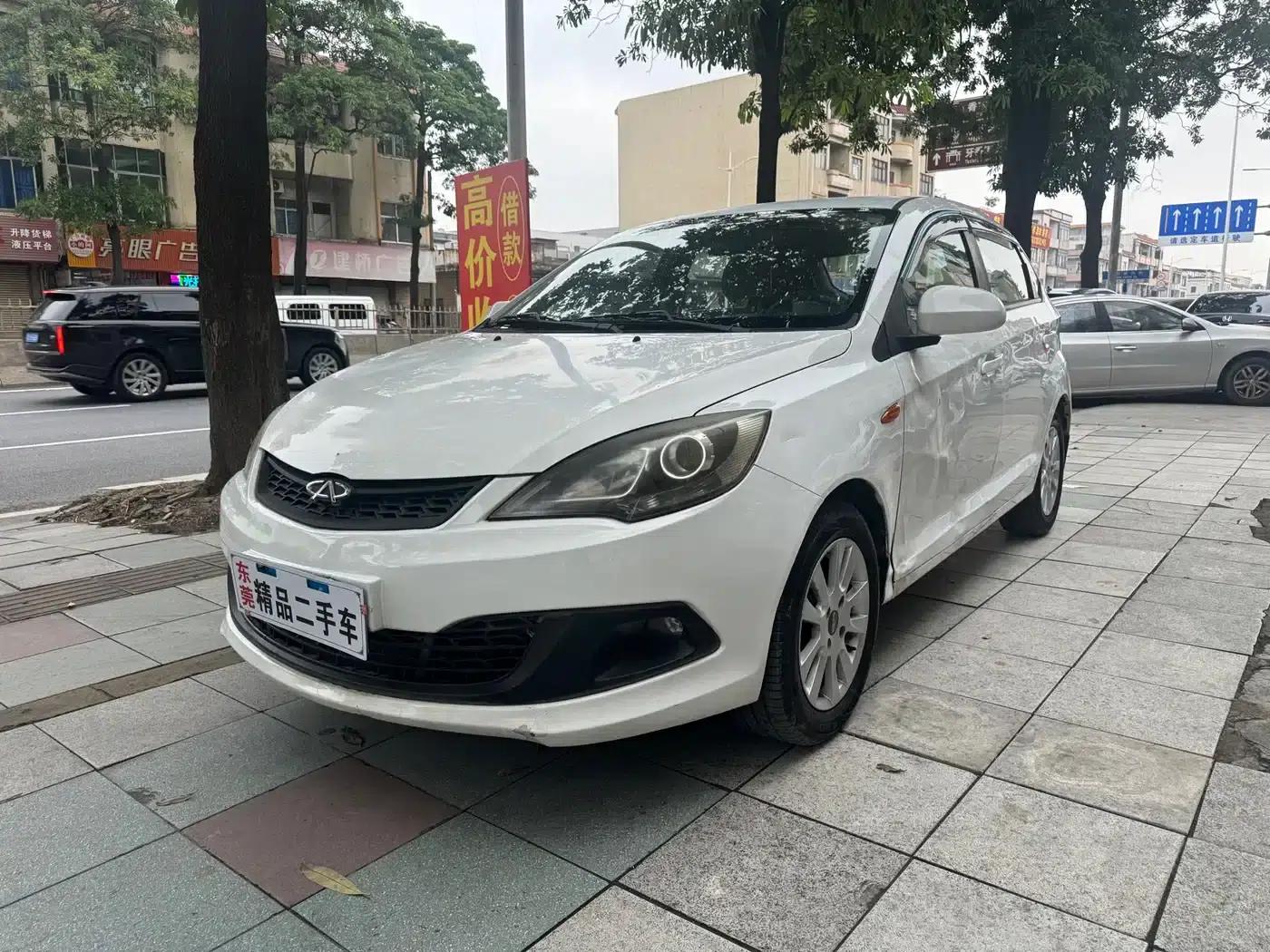 Fengyun 2 2013 Hatchback 1.5L Manual Elite Edition — миниатюра 3